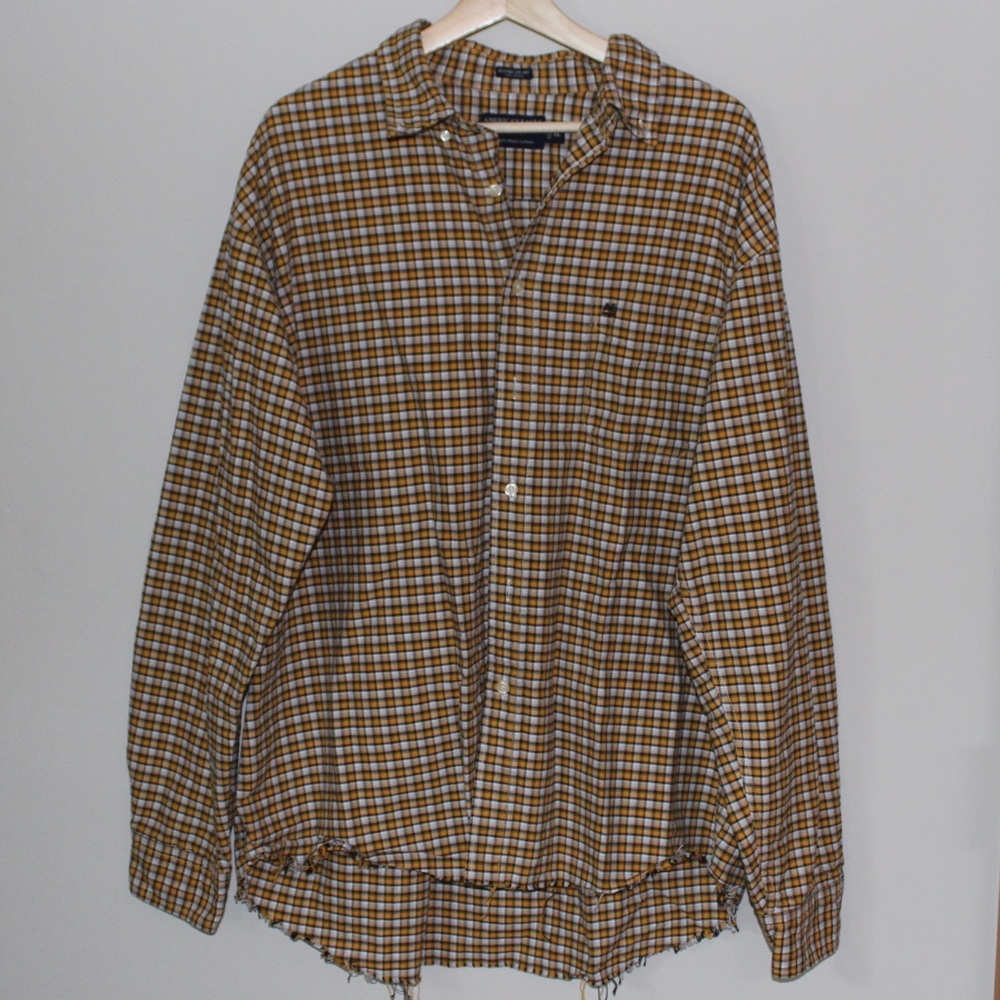 AMERICAN EAGLE distressed button-down flannel